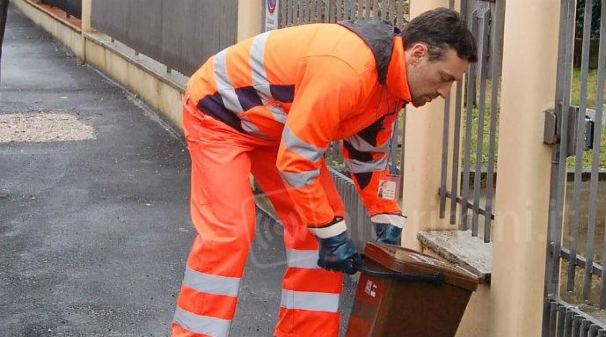 A Misano la distribuzione dei calendari per la raccolta rifiuti porta a porta - 