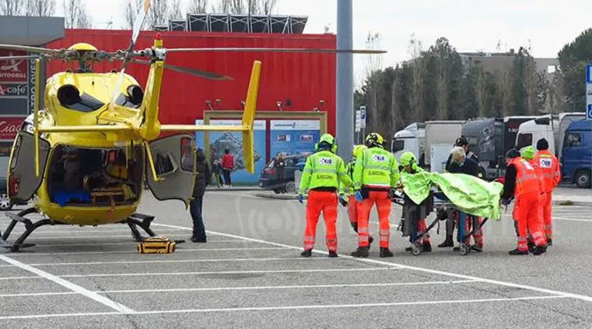 VIDEO Operaio cade e sbatte la testa, si rialza ma in autostrada ha un malore e sviene: è grave -