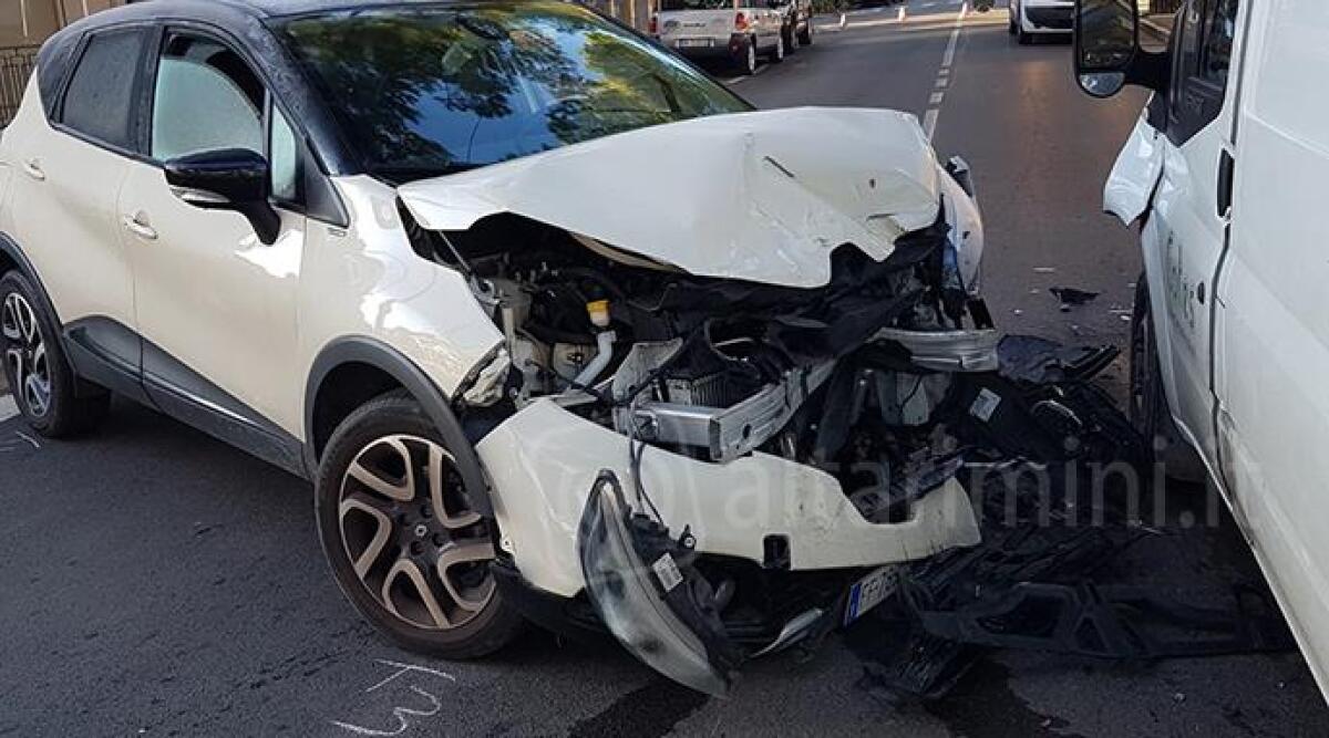 Misano Adriatico, auto contro furgone durante una svolta: un ferito - 