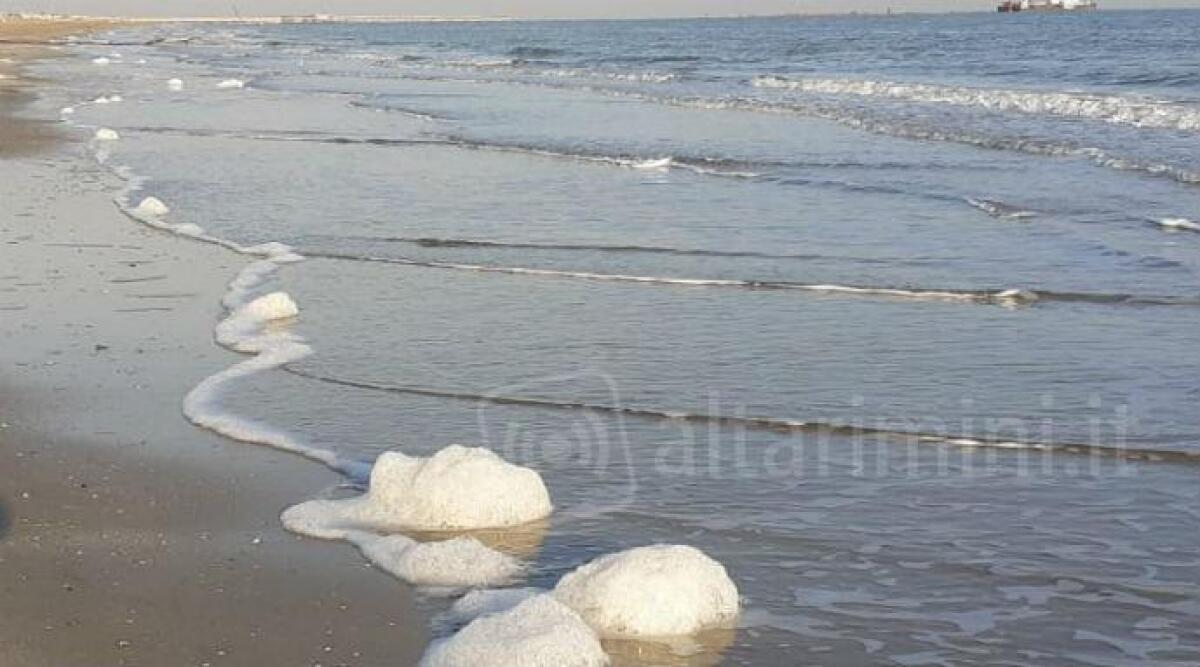 Rimini, schiuma bianca sulla battigia, un fenomeno naturale -
