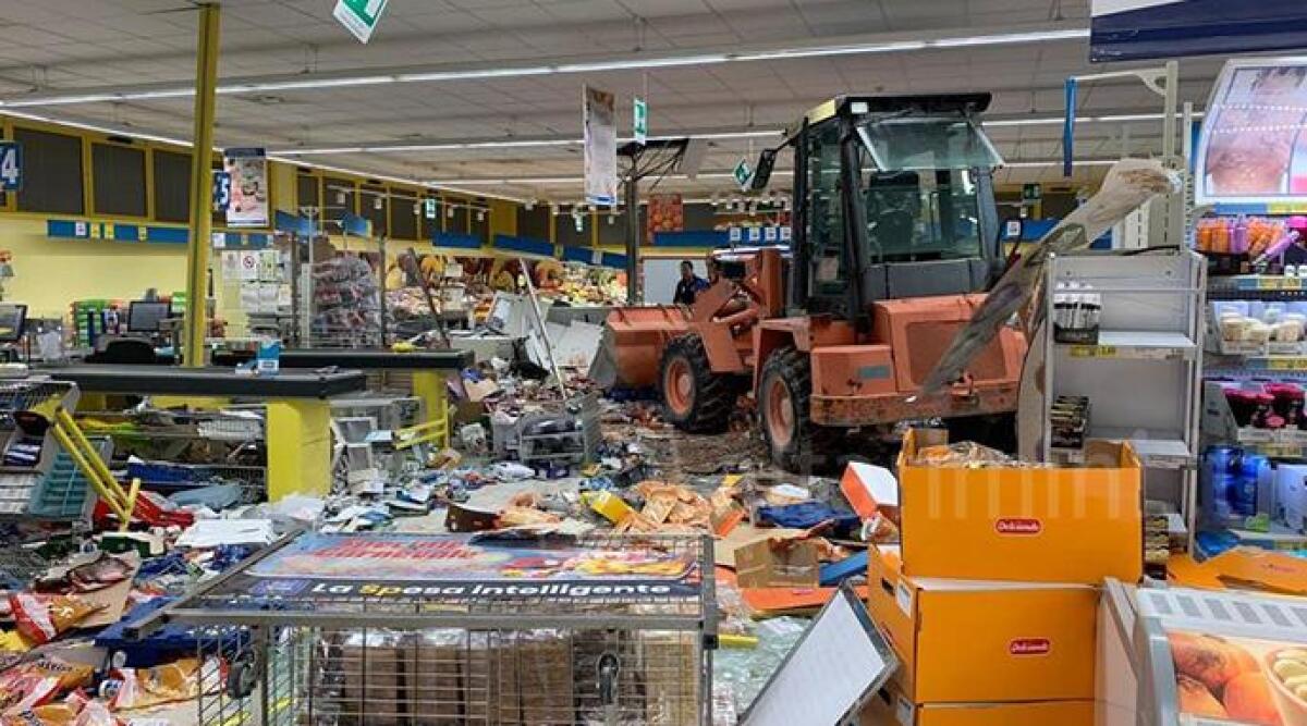VIDEO Spaccata con escavatore all’Eurospin, notte movimentata a Morciano di Romagna -