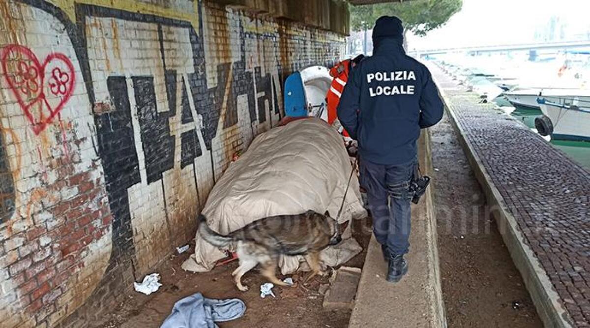 Controlli di polizia: sanzionate tre persone con l'ordinanza anti alcol e sgomberati due bivacchi a Rimini - 