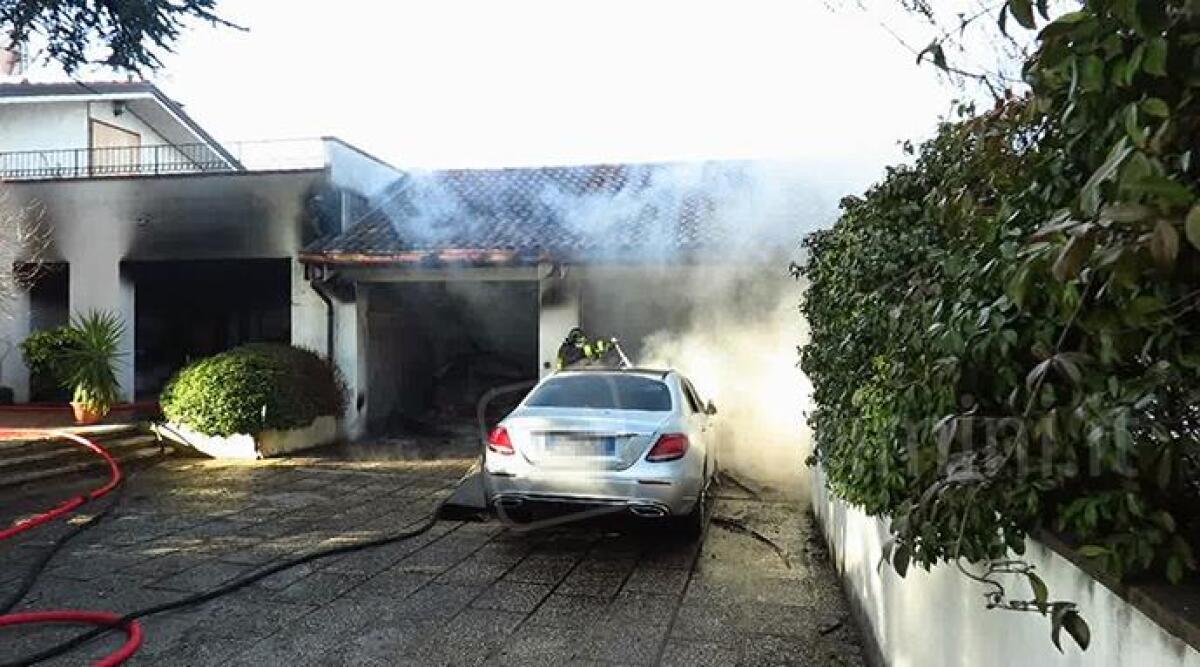 VIDEO Incendio in un'abitazione privata a Santa Giustina di Rimini: a fuoco un garage con due auto - 