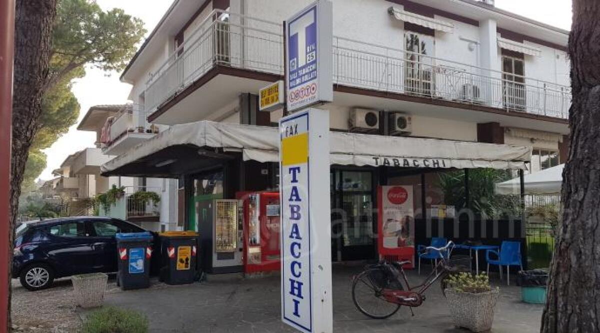 Cattolica, rapina in tabaccheria: sfonda la porta di vetro e fugge con la borsa della titolare -