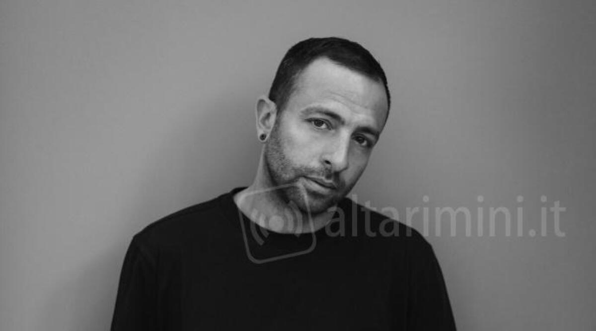 Dall&rsquo;appartamento &lsquo;laboratorio&rsquo; a Rimini alle passerelle milanesi: la moda di Valerio Farina sfila alla Fashion Week - 