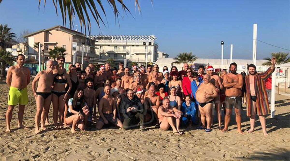 FOTO Torre Pedrera, ecco il tuffo di capodanno 2020 - 