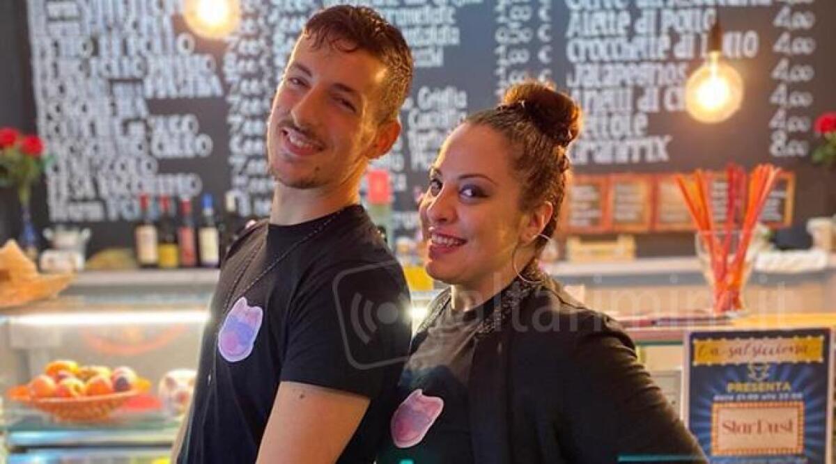 Camerieri servono i panini cantando e ballando: il musical culinario a 'La Salsicciona' di Rimini - 