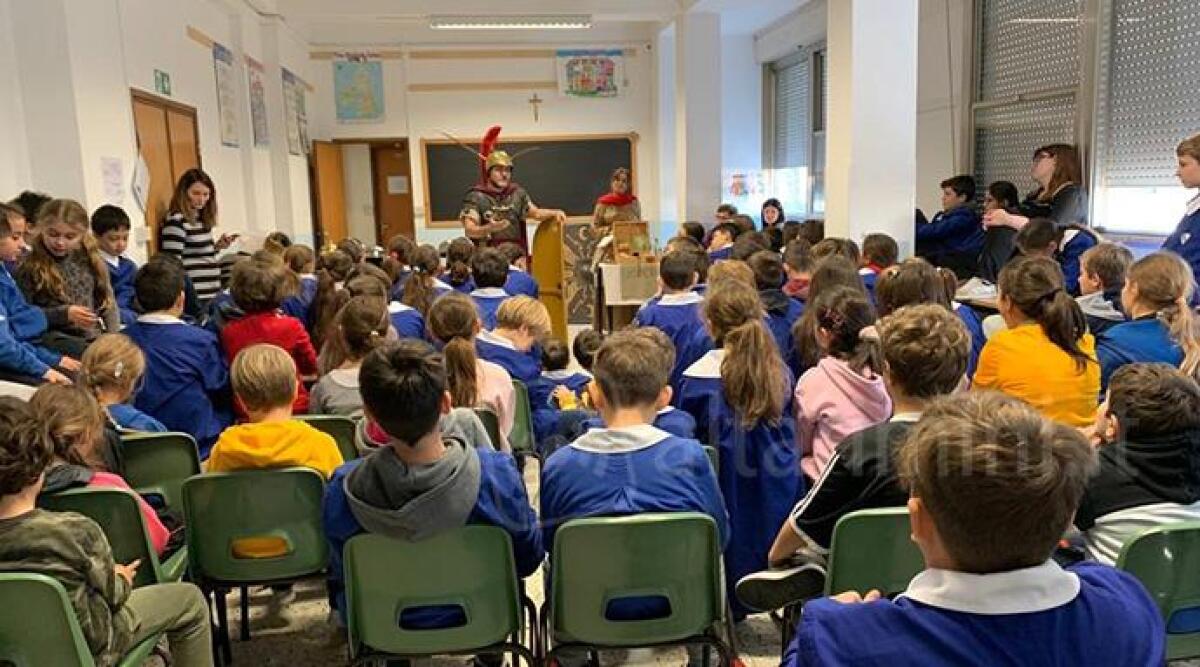 Le scuole di Riccione della Fondazione Karis si presentano sul palco di viale Ceccarini -