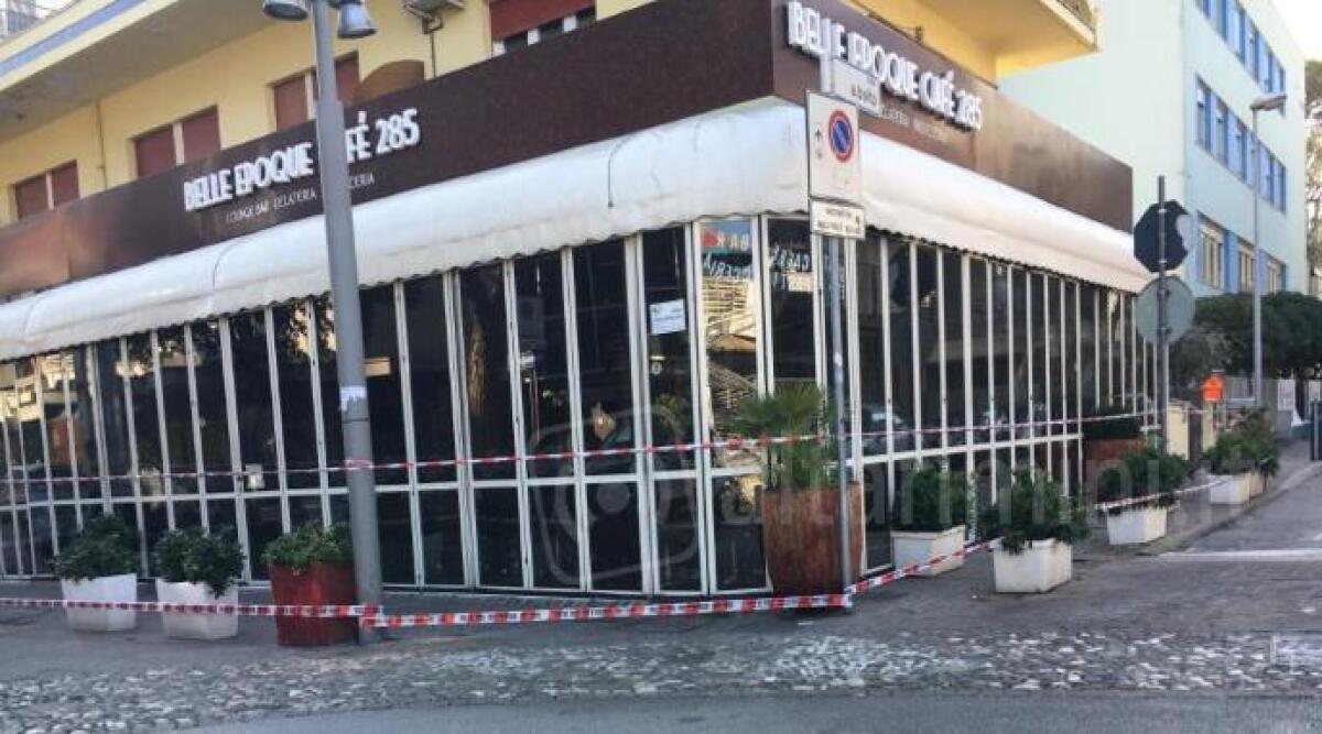 Fuoco nella notte, distrutto e inagibile il Belle Epoque di Riccione - 
