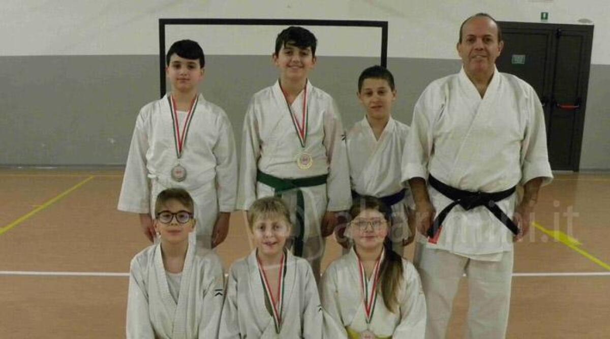 Karate: cinque podi per la scuola di Santarcangelo al Trofeo Emilia -