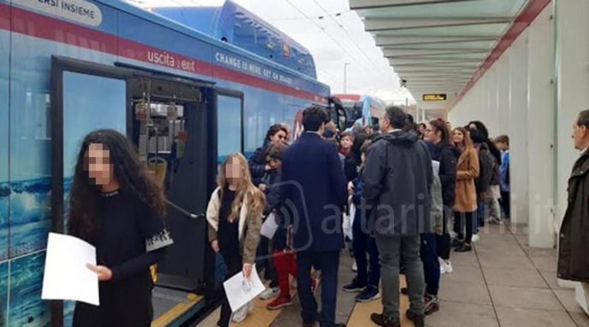 "Cos&igrave; mi sono rotta entrambe le gambe", la 59enne racconta l&rsquo;incidente sul Metromare - 