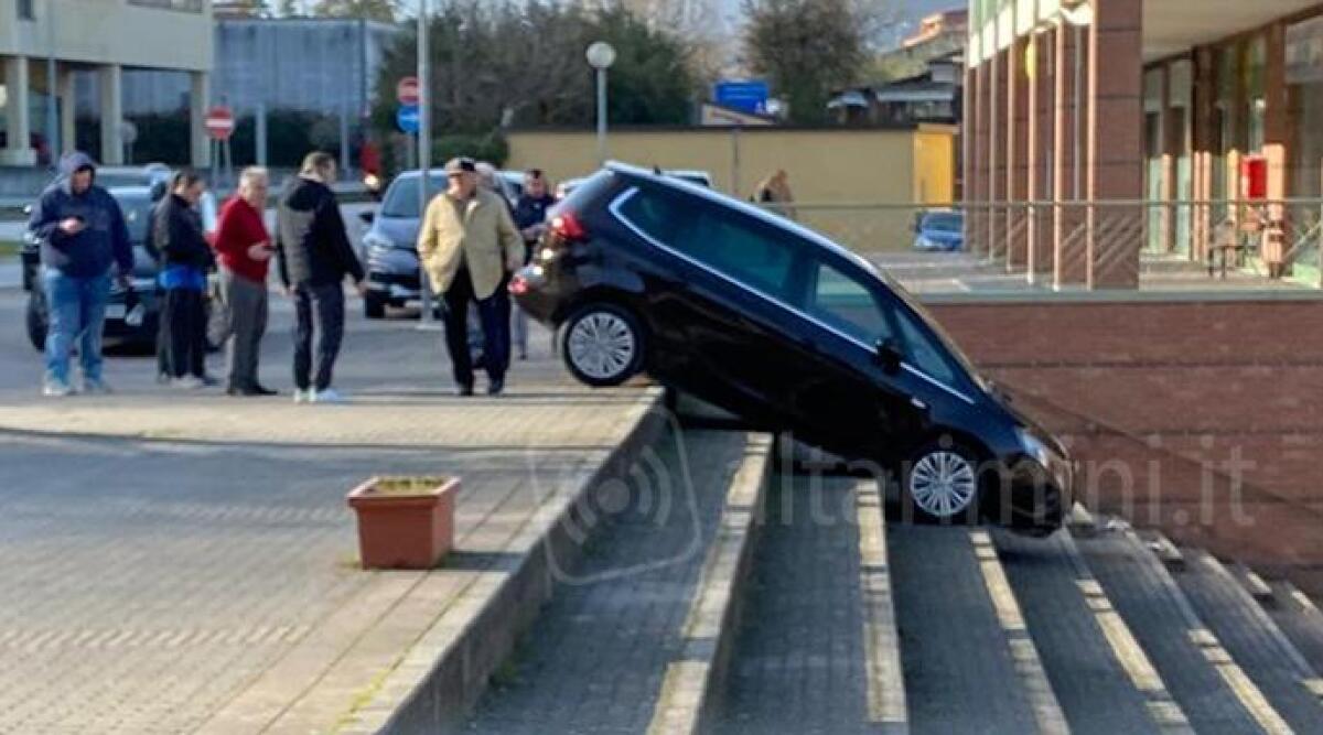 Finisce con l'auto gi&ugrave; dalle scale a Pietracuta di San Leo - 