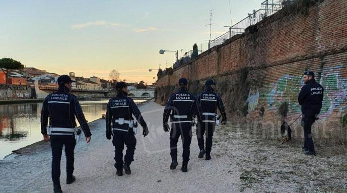 Maxi pattuglione anti degrado della Polizia Municipale: controlli a tappeto a Rimini - 