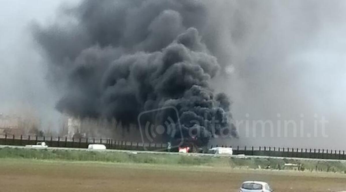 VIDEO Autotreno in fiamme sull'autostrada tra i caselli di Rimini, intervengono i vigili del fuoco -