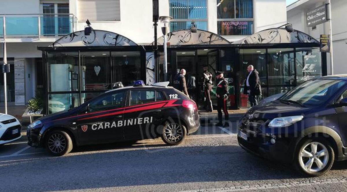 Questore sospende licenza a bar di Riccione: locale era ritrovo di un pusher e dei suoi clienti - 