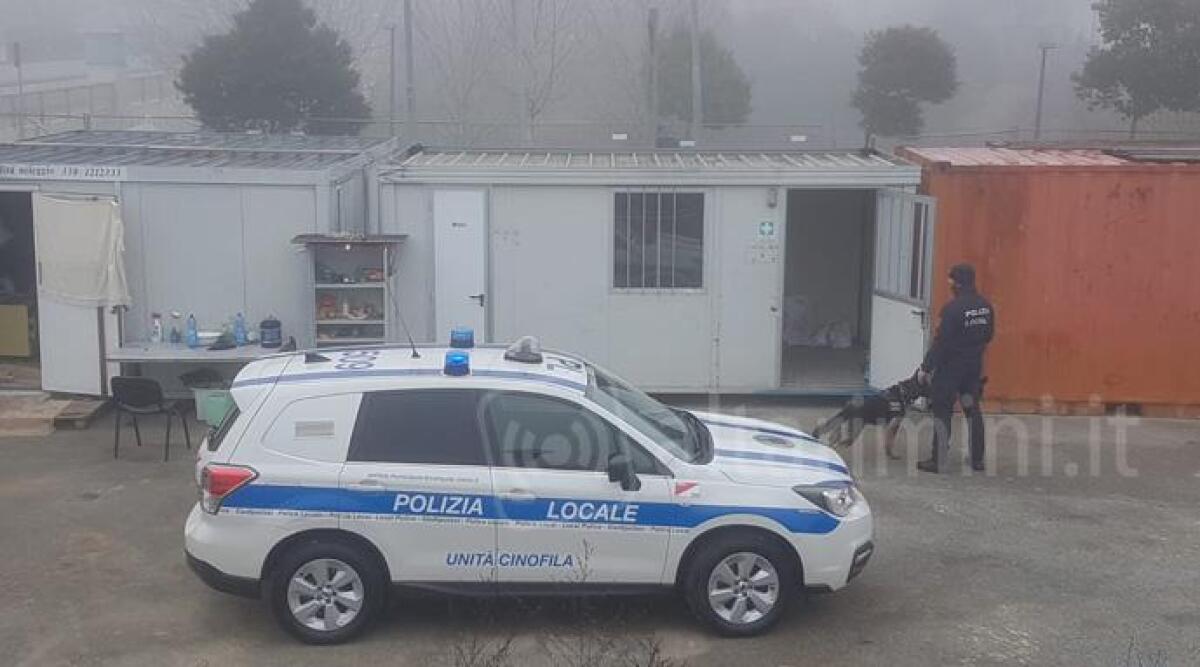 Container di un cantiere usati come residence, uno adibito a bagno: la scoperta vicino al parco V Peep - 