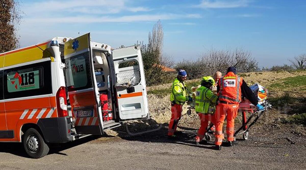 VIDEO Ferito con una motosega alla gamba mentre taglia legna, è grave -