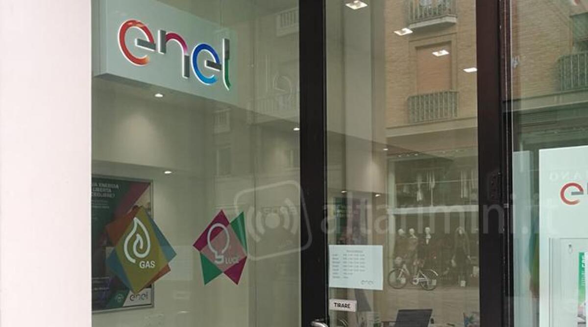 Una festa in maschera per l'inaugurazione del nuovo spazio Enel di Rimini - 