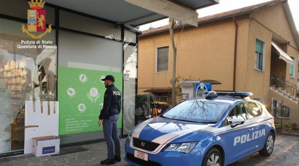 Il giovane ladro del tombino finisce in carcere: indagato per i colpi in altre due farmacie di Rimini - 