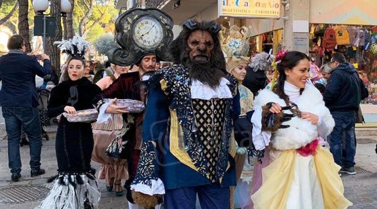 La Bella e la Bestia in arrivo a Cattolica, gli attori sfilano in centro - 