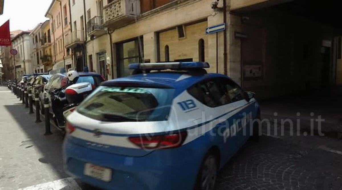 Nell&rsquo;auto c&rsquo;&egrave; odore di aglio, gli agenti scovano un etto e mezzo di droga. Arrestato 22enne - 