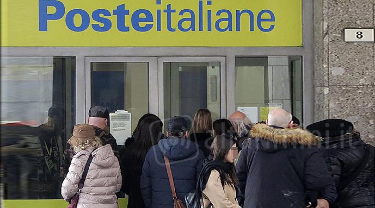 Coronavirus, alle Poste si entra uno per volta. In coda per ritirare la pensione - 
