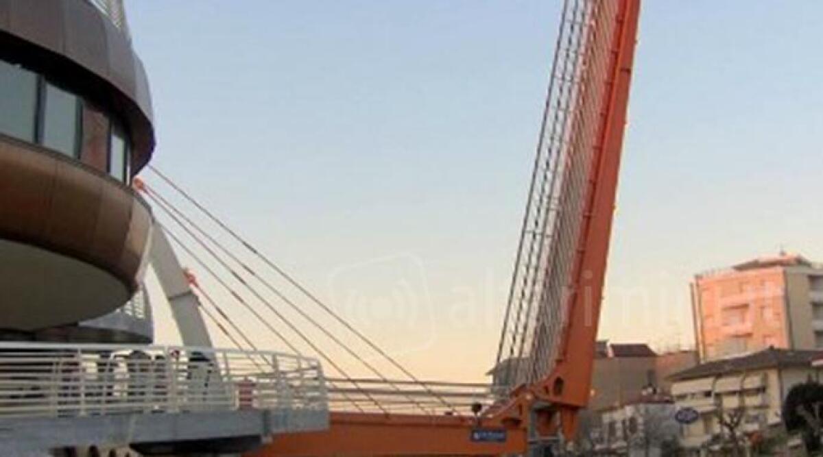 Cattolica Gabicce: chiuso il ponte mobile che unisce le due Regioni - 