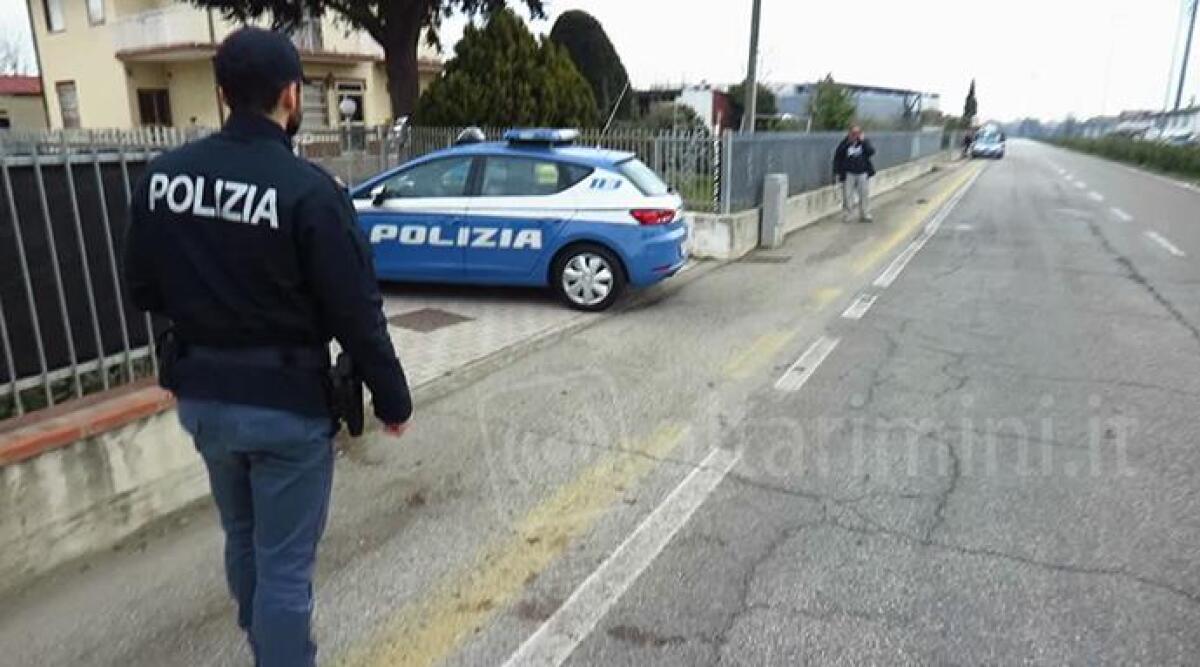 VIDEO Fa il dito medio sporgendosi dal finestrino, l'auto sbanda e lui vola fuori - 