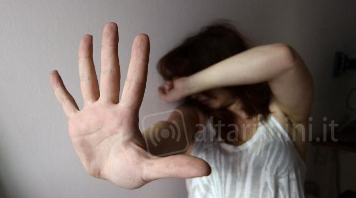 Rimini, continue violenze e maltrattamenti alla compagna e ai figli: arrestato 32enne - 