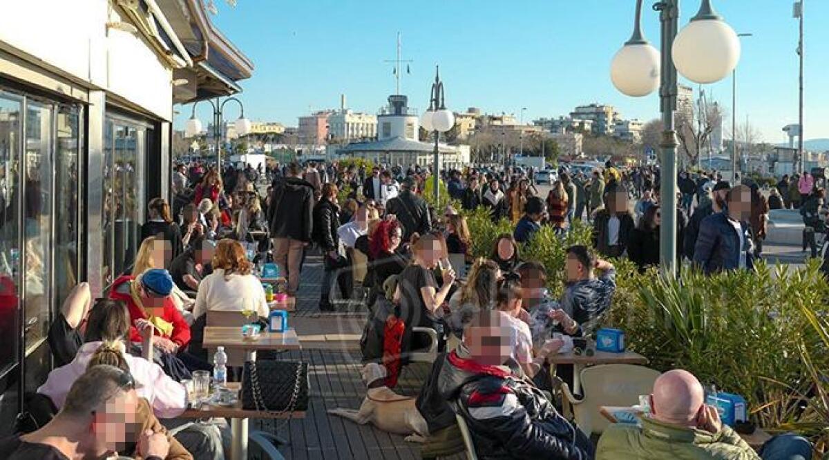 Locali pieni e lungomare affollato, il coronavirus non ferma Rimini "Zona Arancione" - 