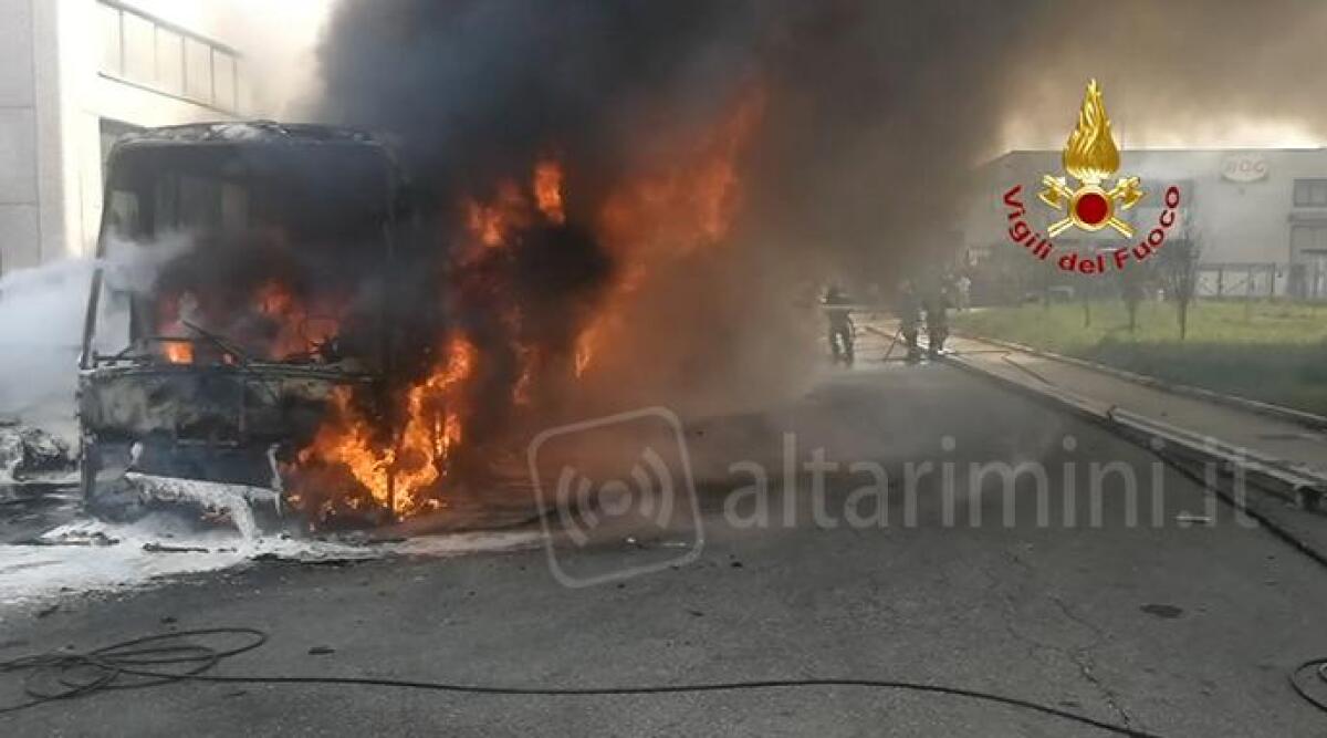 VIDEO In fiamme un autobus a Poggio Torriana: l'incendio spento dai Vigili del Fuoco -