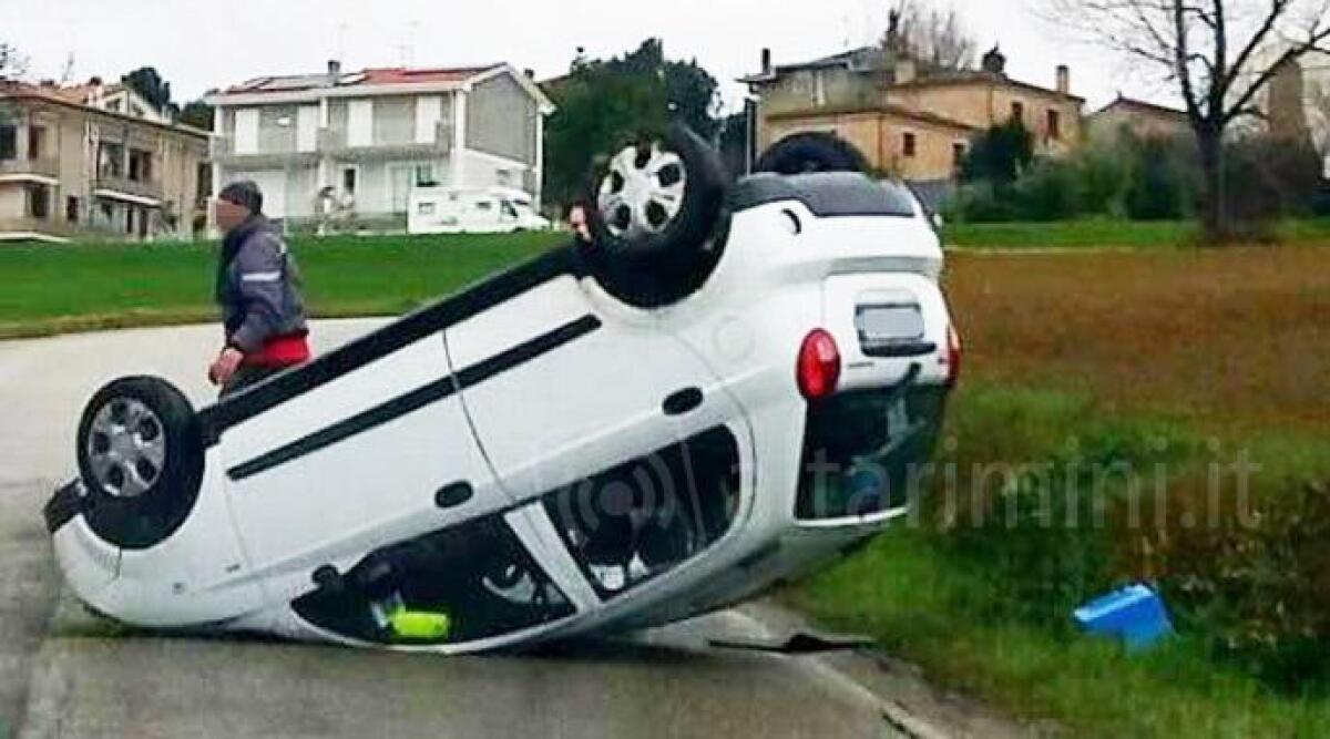 Si ribalta con l'auto: paura per un automobilista a Coriano - 