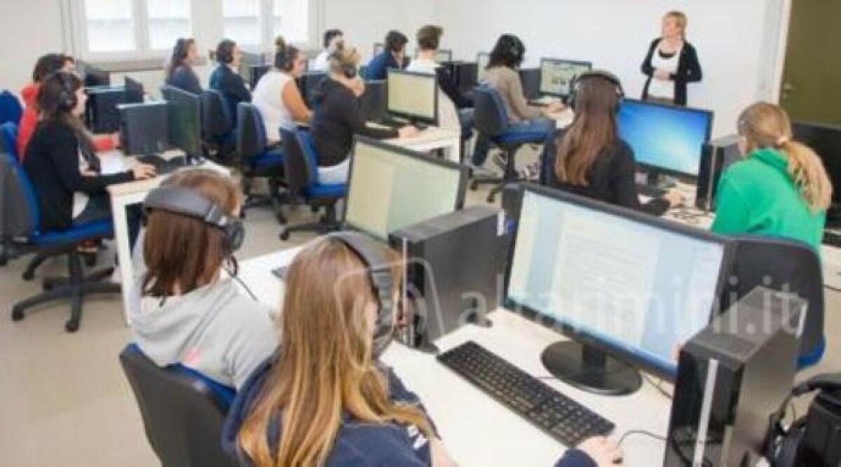 Misano, liceo linguistico San Pellegrino, la scuola continua on line per i 112 studenti - 