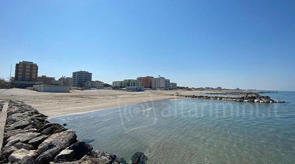 Covid-19: a Pasqua strade e spiagge deserte a Misano Adriatico - 