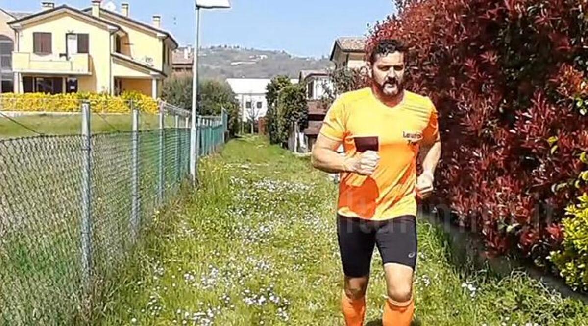 VIDEO Coronavirus, corre intorno al cortile di casa pensando alla 100km del Passatore - 