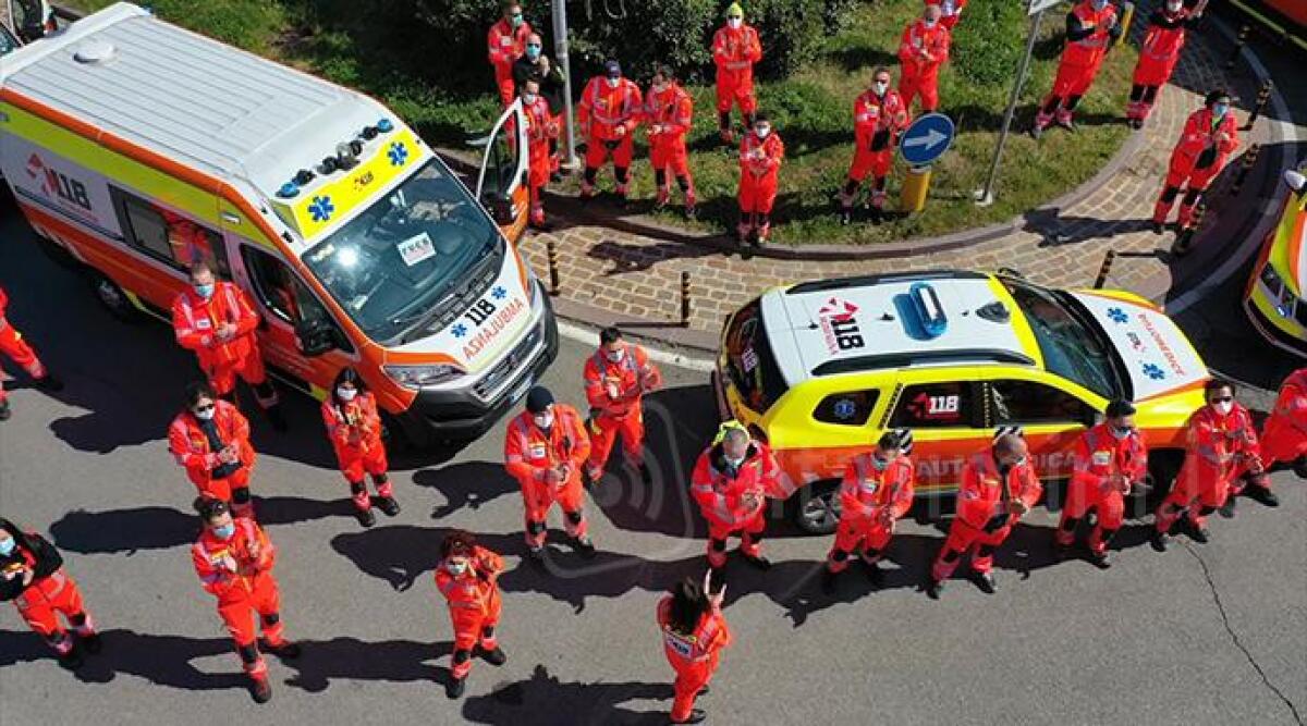 VIDEO Coronavirus Rimini: il silenzio, poi le sirene. Omaggio a medici e infermieri -