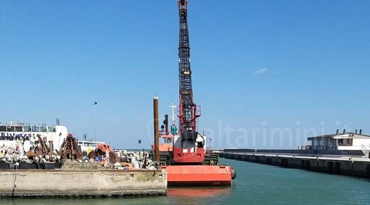 Partito il dragaggio al porto di Cattolica per abbassare il fondale di circa un metro - 