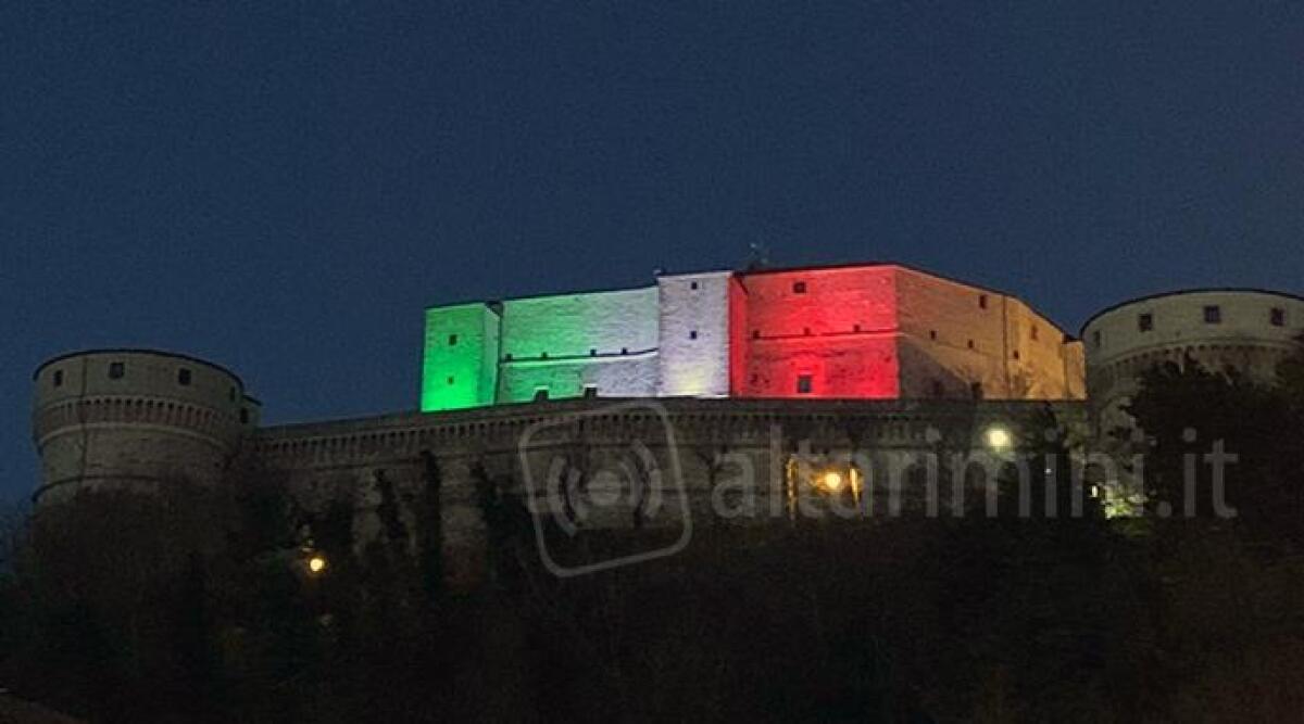 Fortezza di San Leo illuminata con la bandiera italiana come segno di unità nazionale -