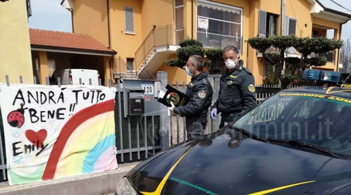 Guardie zoofile e volontari di protezione civile in giro per Coriano a distribuire mascherine - 