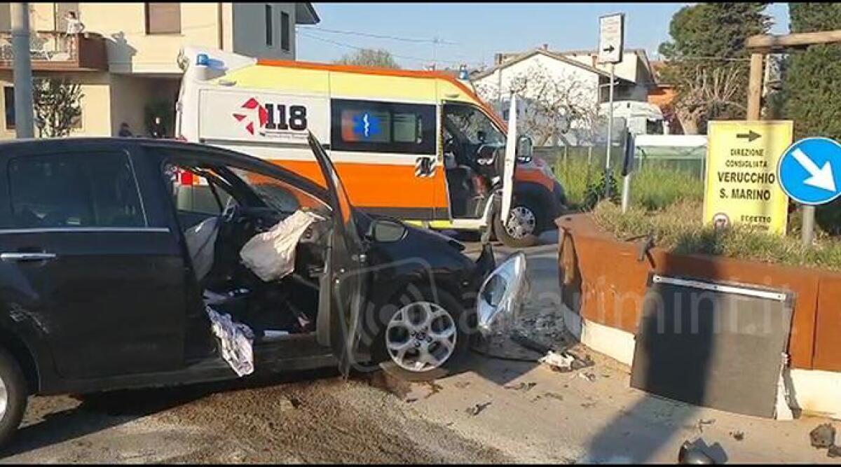 VIDEO Incidente con l'auto alla rotonda: 30enne in gravi condizioni - 