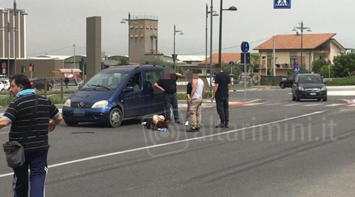 Investita da un’auto a Villa Verucchio, fa un volo di 5 metri: ragazza all’ospedale -