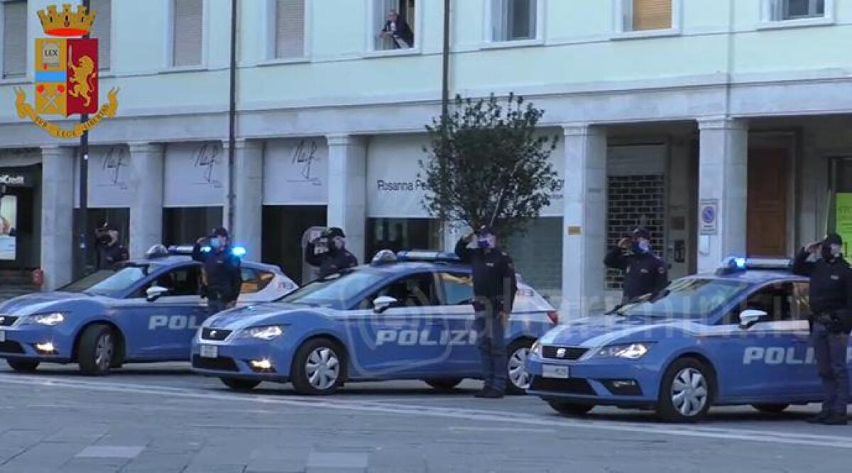VIDEO Sirene spiegate: i poliziotti di Rimini salutano l'agente deceduto per sventare una rapina -