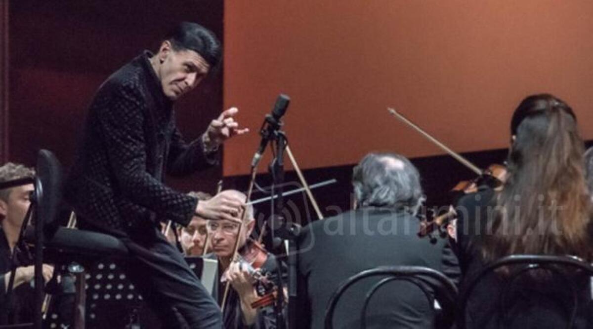 Addio a Ezio Bosso, il Maestro dal sorriso contagioso. L'ultimo concerto a Rimini il 19 gennaio -