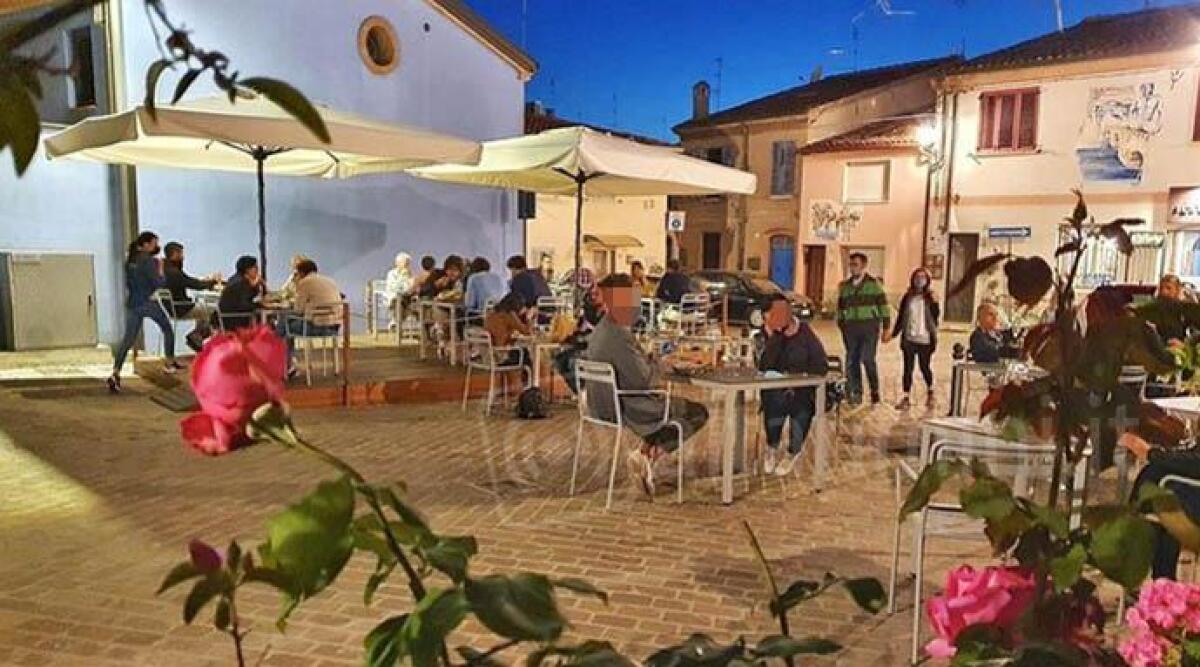 Rimini: ristoratore aumenta tavoli in strada. Il vicino con l'auto li ribalta e lo minaccia -