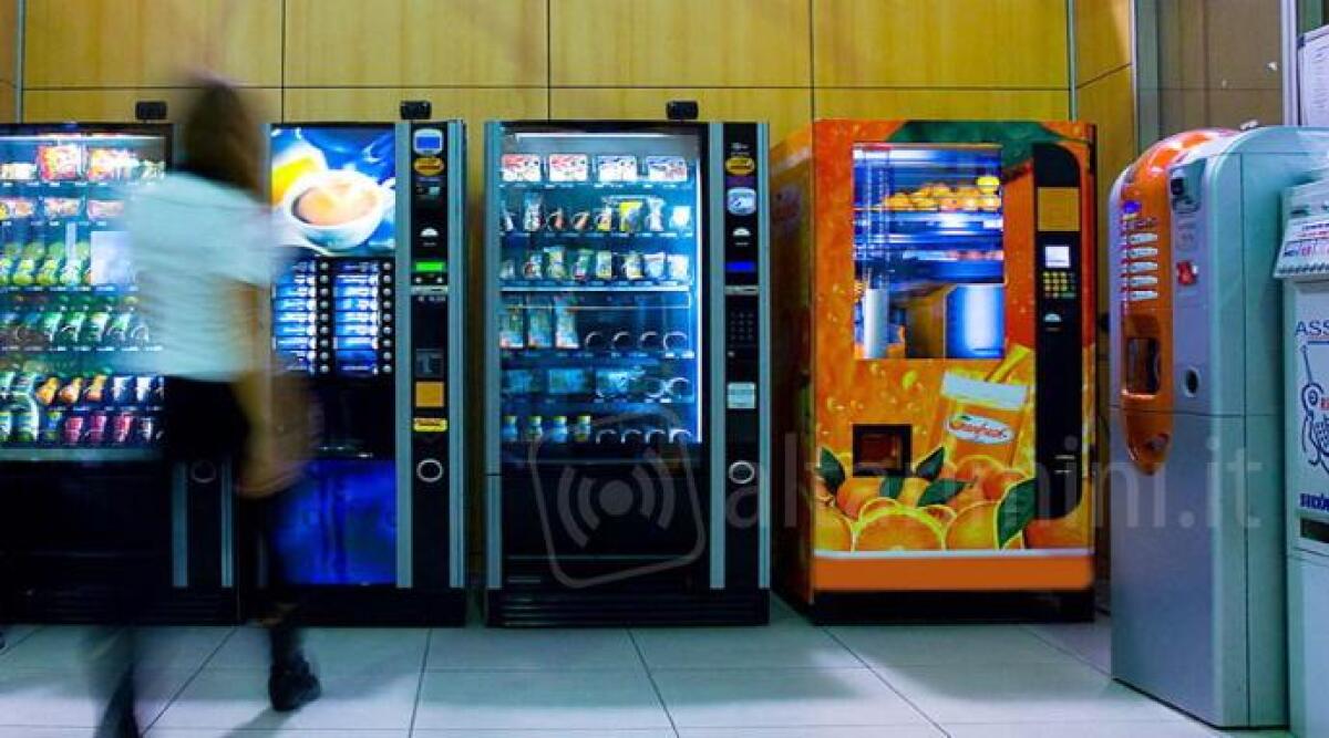 Un distributore automatico di alimenti e bevande a Borgo Marina. Renzi: inopportuno -
