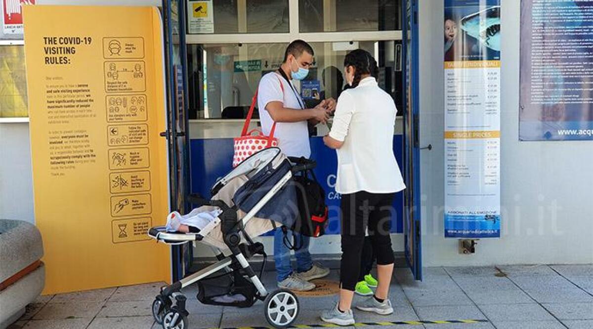 Giovane coppia di Reggio Emilia la prima a visitare l'Acquario di Cattolica - 