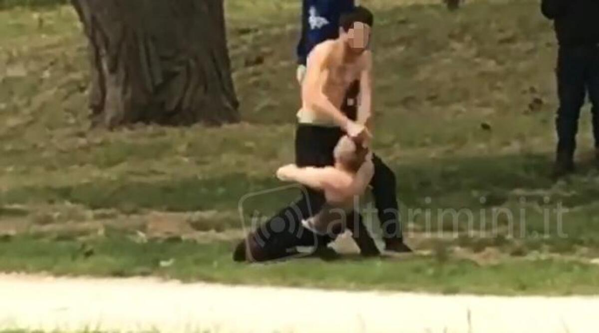 VIDEO Rimini: lottano a torso nudo al parco, giovane ferito con una bottigliata - 