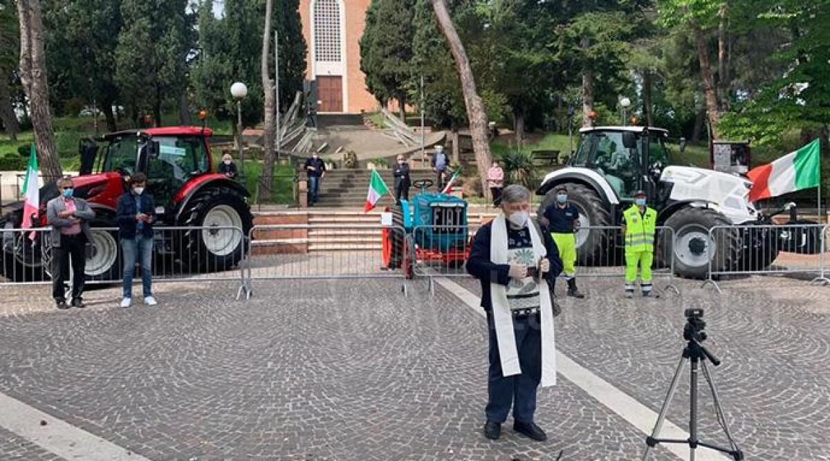 FOTO Primo maggio in piazza a Coriano con tre mezzi agricoli: erano 200 l'anno scorso -