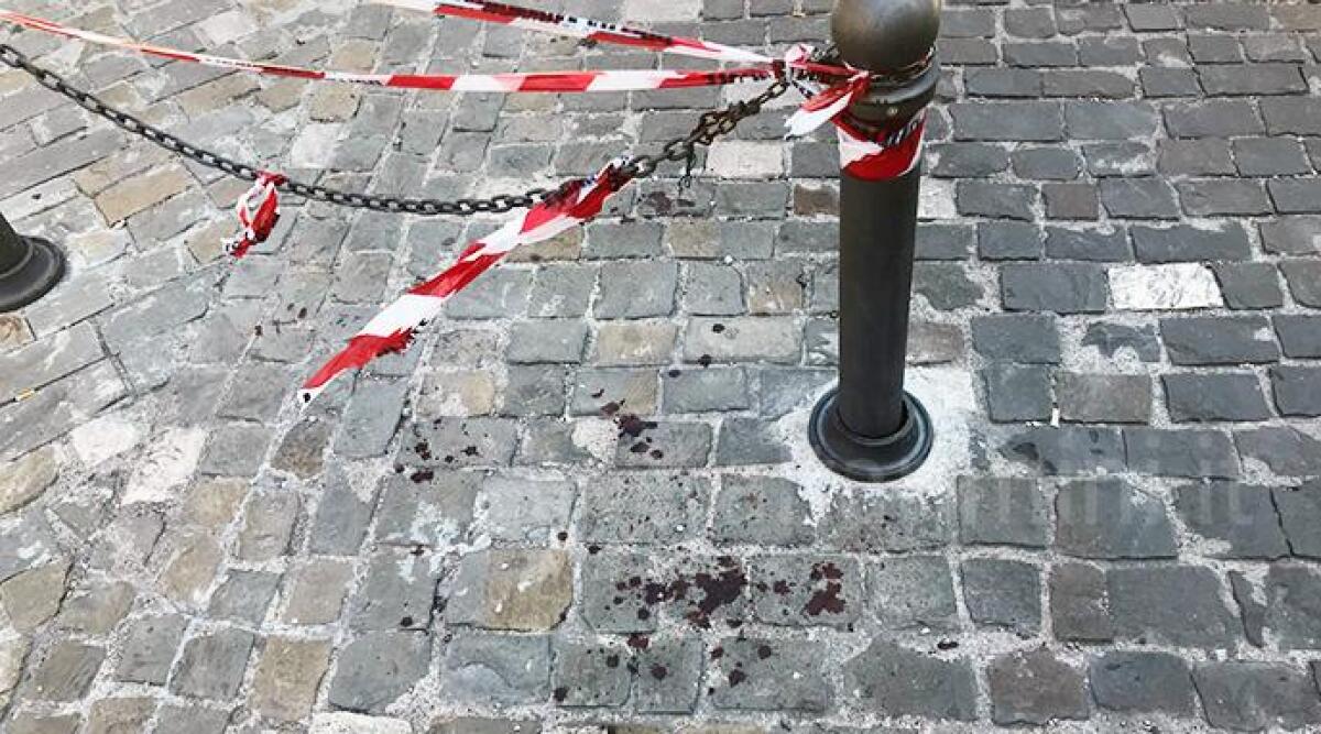 In bici di notte contro le catene di porta Montanara a Rimini, ferito un giovane -