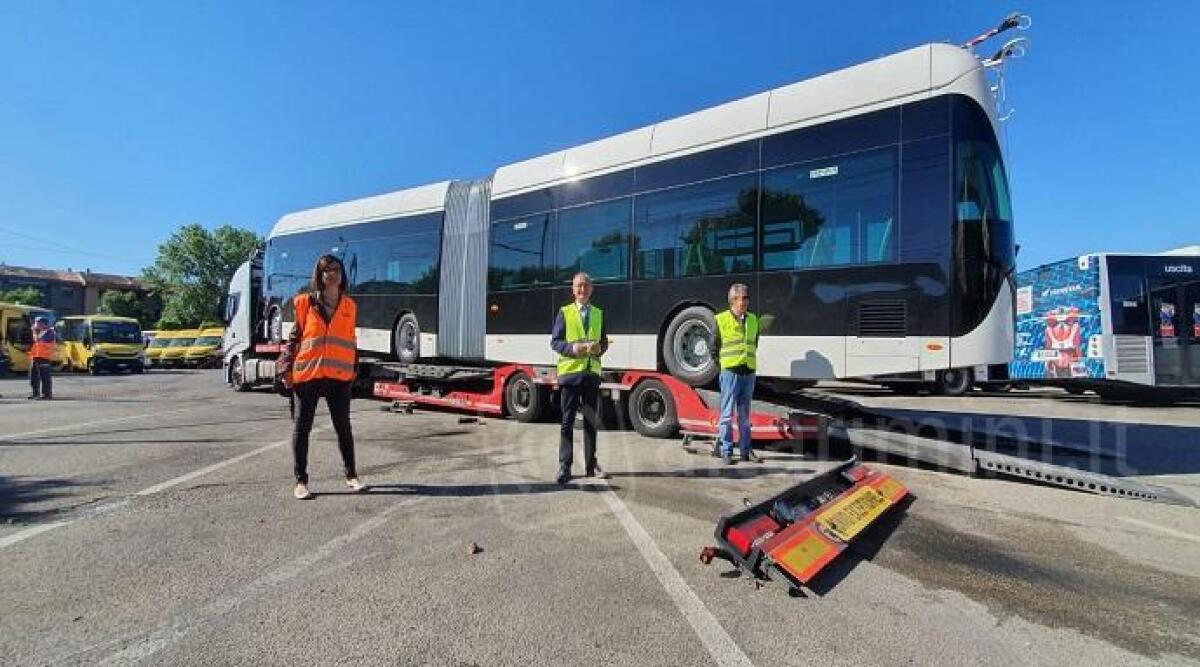 Metromare arrivato dal Belgio a Rimini: ecco il primo dei nove filobus snodati elettrici -